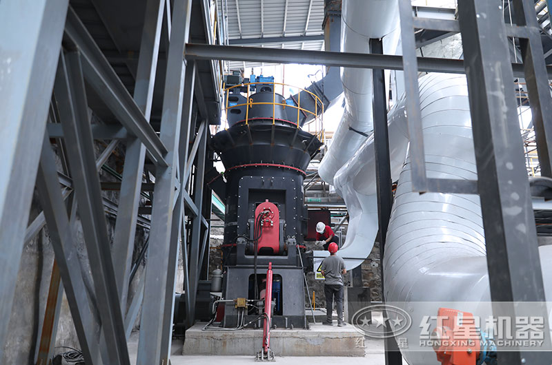 立磨機(jī)制粉加工現(xiàn)場(chǎng) 立磨機(jī)制粉加工現(xiàn)場(chǎng)