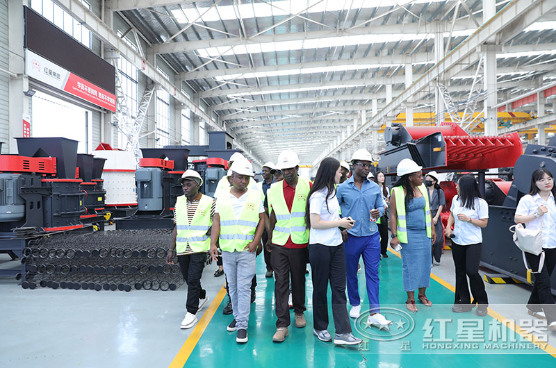 客戶參觀廠區(qū)選購(gòu)產(chǎn)品中 客戶參觀廠區(qū)選購(gòu)產(chǎn)品中