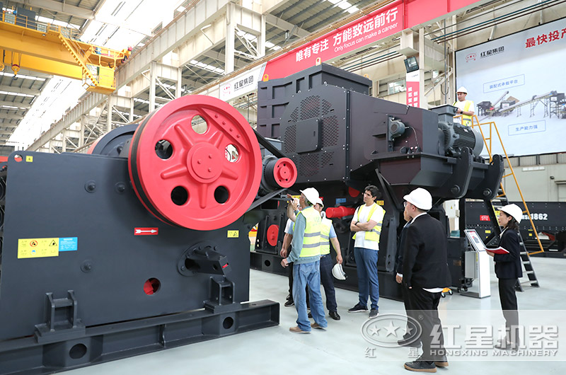 客戶來廠考察顎式破碎機(jī)設(shè)備 客戶來廠考察顎式破碎機(jī)設(shè)備