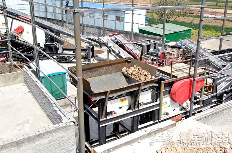 河卵石破碎加工現(xiàn)場(chǎng) 河卵石破碎加工現(xiàn)場(chǎng)